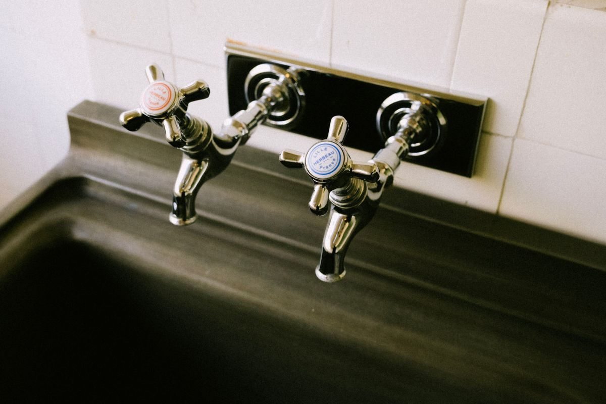 Double-handle kitchen faucet with separate hot and cold handles